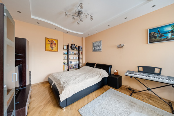 Продам трехкомнатную (3-комн.) квартиру, Хачатуряна ул, 12к1, Москва г