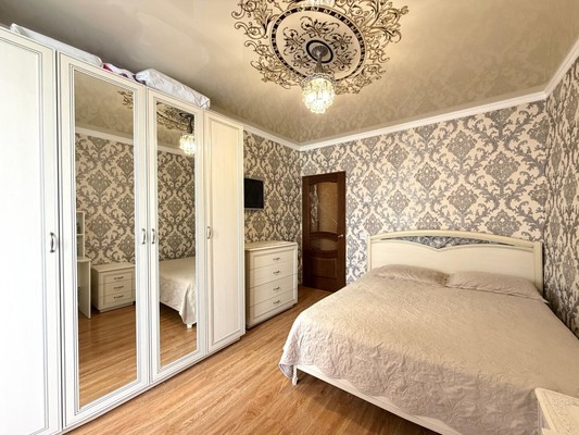 Продам трехкомнатную (3-комн.) квартиру, Калинина ул, 250кб, Нальчик г