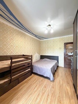 Продам трехкомнатную (3-комн.) квартиру, Калинина ул, 250кб, Нальчик г