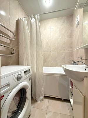 Продам трехкомнатную (3-комн.) квартиру, Калинина ул, 250кб, Нальчик г