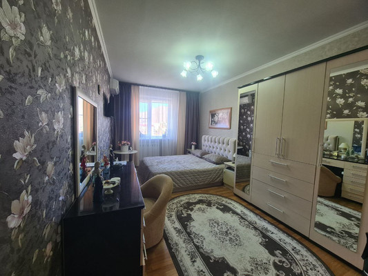 Продам трехкомнатную (3-комн.) квартиру, 5 мкр, 16, Новомихайловский пгт