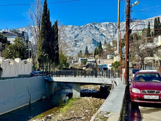 Продам трехкомнатную (3-комн.) квартиру, Бирюкова ул, 36, Ялта г