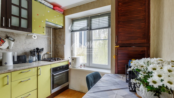 Продам двухкомнатную (2-комн.) квартиру, 16-я Парковая ул, 27, Москва г
