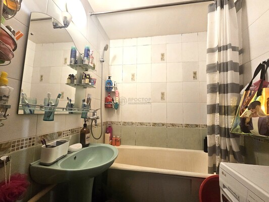 Продам трехкомнатную (3-комн.) квартиру, Новочеркасский б-р, 55, Москва г