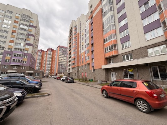 Продам трехкомнатную (3-комн.) квартиру, Петровский б-р, 2к1, Мурино п