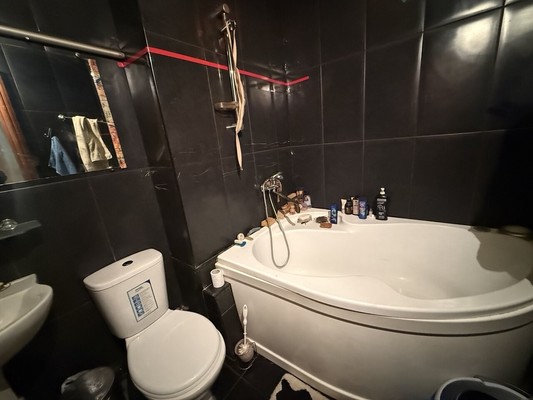 Продам двухкомнатную (2-комн.) квартиру, Ленина б-р, 1к7, Симферополь г