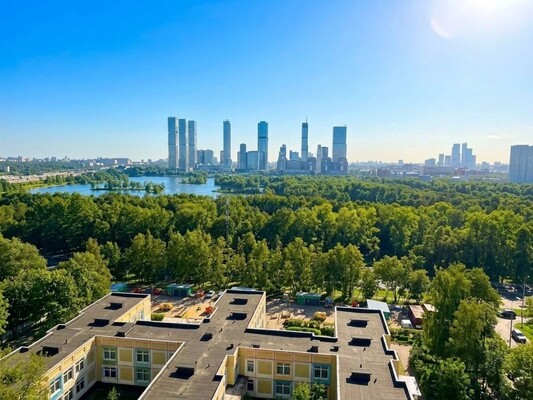 Продам трехкомнатную (3-комн.) квартиру, Исаковского ул, 4к2, Москва г