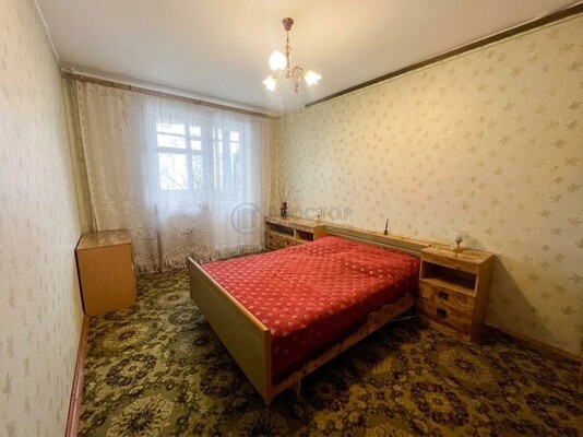 Продам трехкомнатную (3-комн.) квартиру, Исаковского ул, 4к2, Москва г