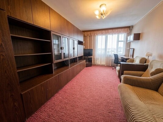 Продам трехкомнатную (3-комн.) квартиру, Исаковского ул, 4к2, Москва г