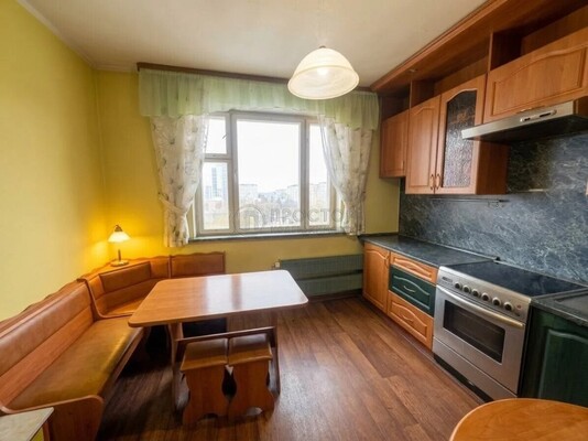 Продам трехкомнатную (3-комн.) квартиру, Исаковского ул, 4к2, Москва г
