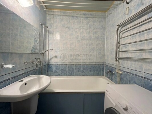 Продам трехкомнатную (3-комн.) квартиру, Исаковского ул, 4к2, Москва г