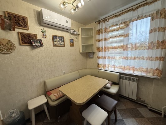 Продам двухкомнатную (2-комн.) квартиру, Молодых Подпольщиков ул, 10, Симферополь г