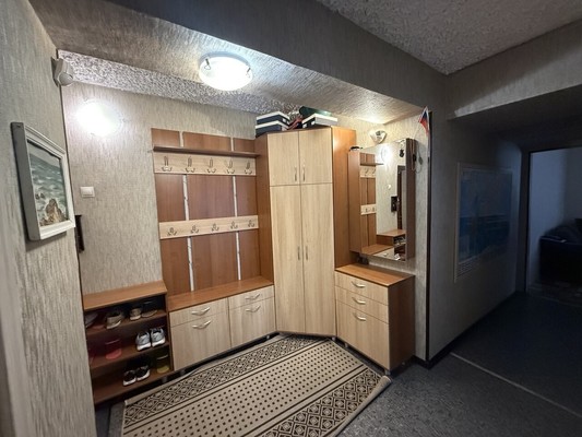 Продам двухкомнатную (2-комн.) квартиру, Молодых Подпольщиков ул, 10, Симферополь г