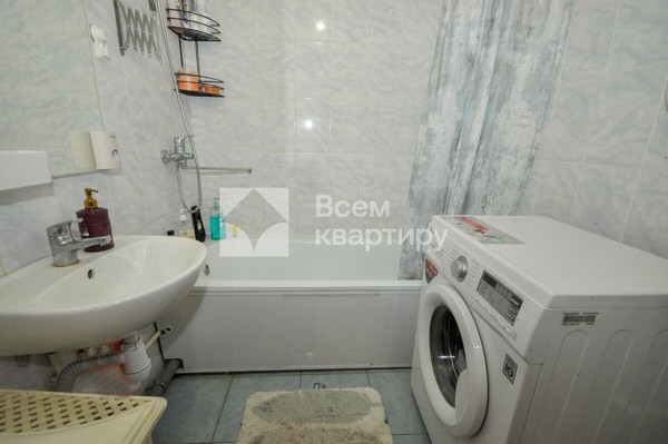 Продам двухкомнатную (2-комн.) квартиру, Петухова ул, 103/2, Новосибирск г