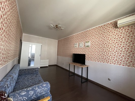 Продам двухкомнатную (2-комн.) квартиру, им. Сергея Есенина ул, 82к4, Краснодар г
