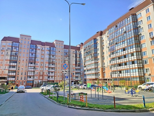 Продам трехкомнатную (3-комн.) квартиру, Солнечный б-р, 11, Лопатино рп
