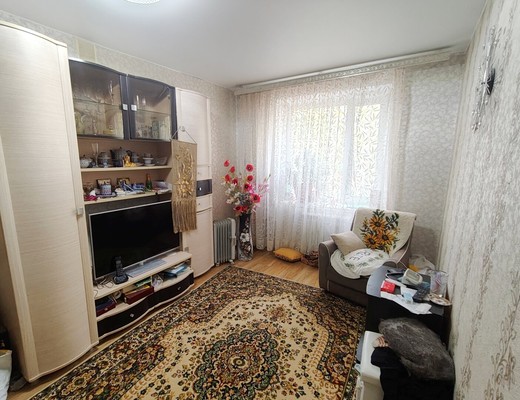 Продам комнату в 8-комн. квартире, Рощинская ул, 3к2, Гатчина г