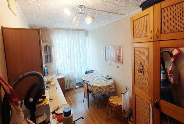Продам комнату в 8-комн. квартире, Рощинская ул, 3к2, Гатчина г
