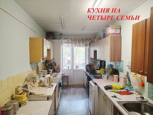 Продам комнату в 8-комн. квартире, Рощинская ул, 3к2, Гатчина г