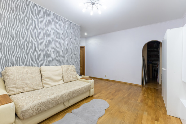 Продам трехкомнатную (3-комн.) квартиру, Меридианная ул, 12, Казань г