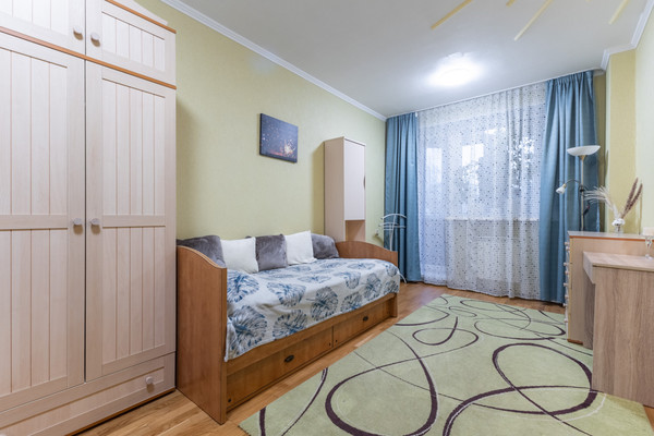Продам трехкомнатную (3-комн.) квартиру, Меридианная ул, 12, Казань г