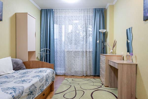 Продам трехкомнатную (3-комн.) квартиру, Меридианная ул, 12, Казань г