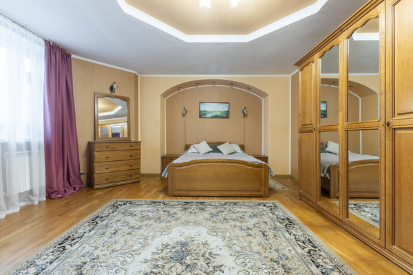 Продам трехкомнатную (3-комн.) квартиру, Меридианная ул, 12, Казань г