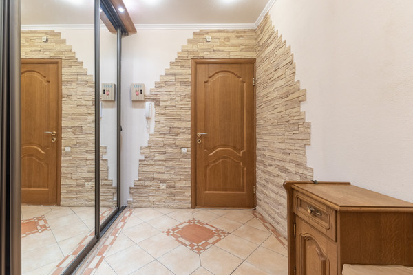 Продам трехкомнатную (3-комн.) квартиру, Меридианная ул, 12, Казань г