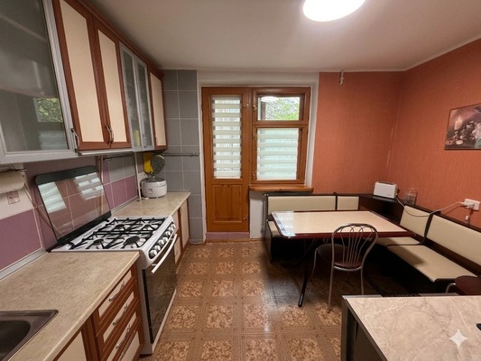 Продам трехкомнатную (3-комн.) квартиру, Хабаровская ул, 48к1, Симферополь г