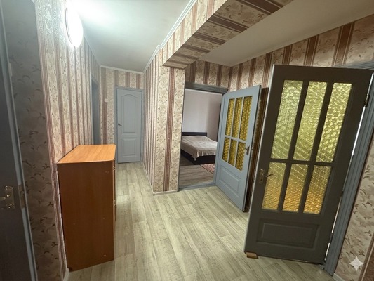 Продам трехкомнатную (3-комн.) квартиру, Хабаровская ул, 48к1, Симферополь г