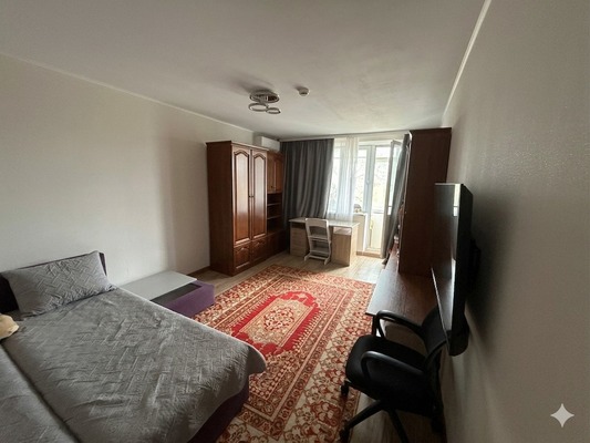Продам трехкомнатную (3-комн.) квартиру, Хабаровская ул, 48к1, Симферополь г