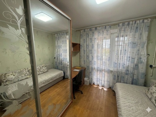 Продам трехкомнатную (3-комн.) квартиру, Хабаровская ул, 48к1, Симферополь г