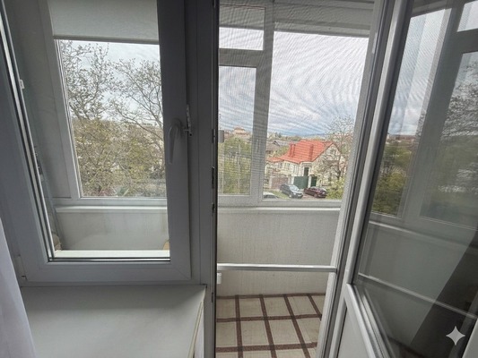 Продам трехкомнатную (3-комн.) квартиру, Хабаровская ул, 48к1, Симферополь г