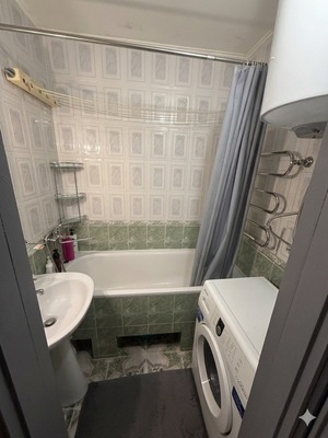 Продам трехкомнатную (3-комн.) квартиру, Хабаровская ул, 48к1, Симферополь г