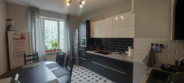 Продам трехкомнатную (3-комн.) квартиру, Петровский б-р, 11к2, Мурино п