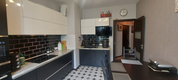 Продам трехкомнатную (3-комн.) квартиру, Петровский б-р, 11к2, Мурино п