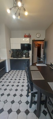 Продам трехкомнатную (3-комн.) квартиру, Петровский б-р, 11к2, Мурино п