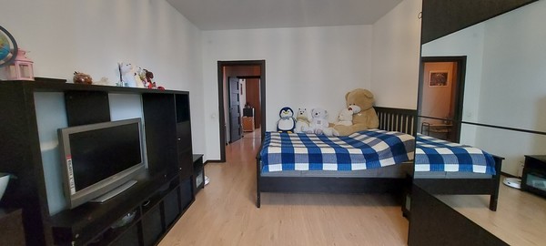 Продам трехкомнатную (3-комн.) квартиру, Петровский б-р, 11к2, Мурино п
