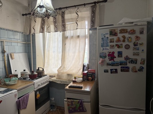 Продам трехкомнатную (3-комн.) квартиру, Кечкеметская ул, 79, Симферополь г