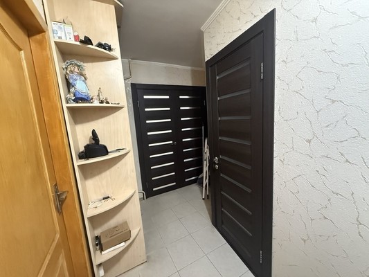 Продам трехкомнатную (3-комн.) квартиру, Лиственный пер, 5, Симферополь г