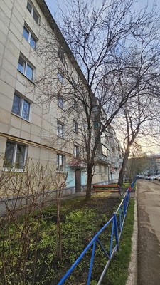 Продам двухкомнатную (2-комн.) квартиру, 35-й мкр, 10, Октябрьский г