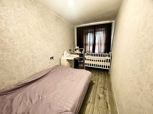 Продам трехкомнатную (3-комн.) квартиру, Новороссийская ул, 80, Армавир г
