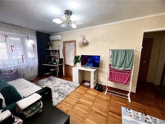 Продам трехкомнатную (3-комн.) квартиру, Новороссийская ул, 80, Армавир г