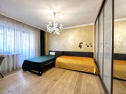 Продам трехкомнатную (3-комн.) квартиру, Старокачаловская ул, 14, Москва г