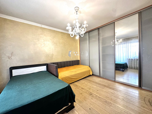 Продам трехкомнатную (3-комн.) квартиру, Старокачаловская ул, 14, Москва г