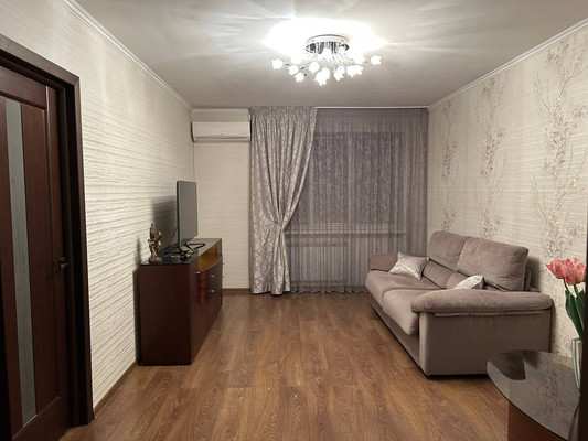 Продам трехкомнатную (3-комн.) квартиру, Железнодорожная ул, 6, Симферополь г