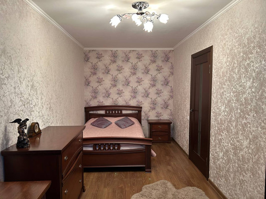 Продам трехкомнатную (3-комн.) квартиру, Железнодорожная ул, 6, Симферополь г