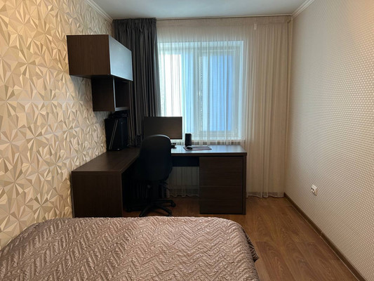 Продам трехкомнатную (3-комн.) квартиру, Железнодорожная ул, 6, Симферополь г
