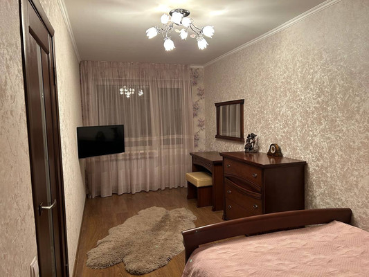 Продам трехкомнатную (3-комн.) квартиру, Железнодорожная ул, 6, Симферополь г