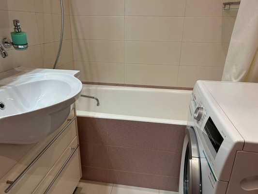 Продам трехкомнатную (3-комн.) квартиру, Железнодорожная ул, 6, Симферополь г